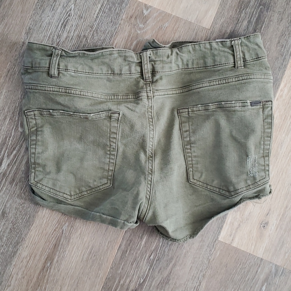 Distressed shorts - Picture 2 of 2